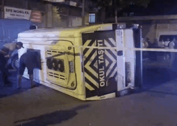 Sultanbeyli'de otomobil ile servis minibüsü çarpıştı: 10 yaralı