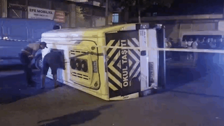 Sultanbeyli'de otomobil ile servis minibüsü çarpıştı: 10 yaralı