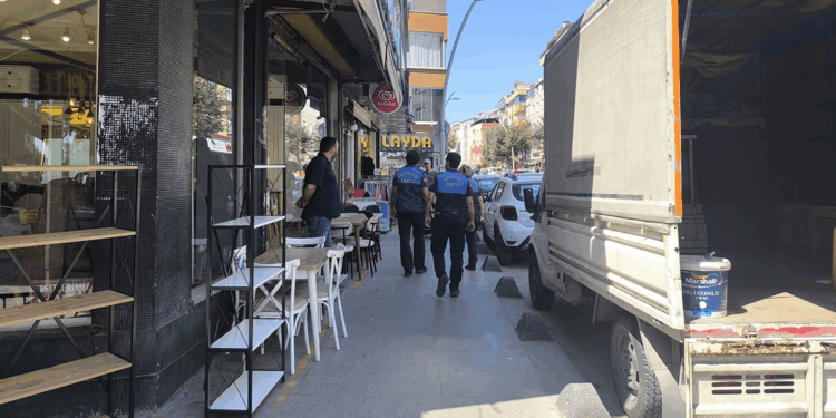 Sultangazi’de kaldırım işgallerine karşı denetim gerçekleştirdi