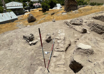 Tadım Kalesi ve Höyüğü'nde yeni buluntular gün yüzüne çıkarıldı