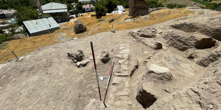 Tadım Kalesi ve Höyüğü'nde yeni buluntular gün yüzüne çıkarıldı