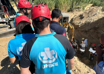 Tarlaya su hattı için kazı yaparken göçük altında kalıp, öldü