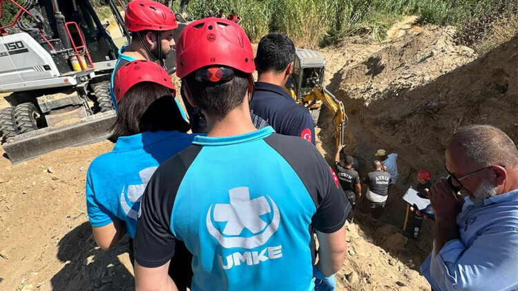 Tarlaya su hattı için kazı yaparken göçük altında kalıp, öldü