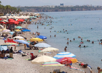 Hava sıcaklığı 43 dereceyi aştı; tatilciler soluğu sahillerde aldı