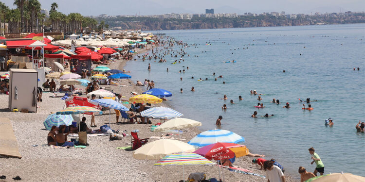 Hava sıcaklığı 43 dereceyi aştı; tatilciler soluğu sahillerde aldı