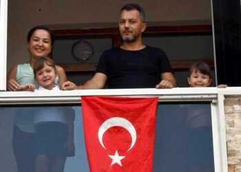 Çöp konteynerine atılan Türk bayrağını alıp, balkona astılar