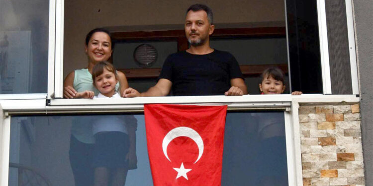 Çöp konteynerine atılan Türk bayrağını alıp, balkona astılar