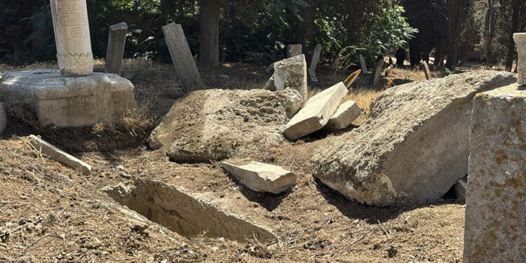 Kırımizade Şeyh Hasan Efendi'nin mezarı tahrip edildi