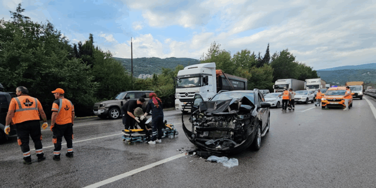 TEM'de 10 araç zincirleme kazaya karıştı; 10 yaralı
