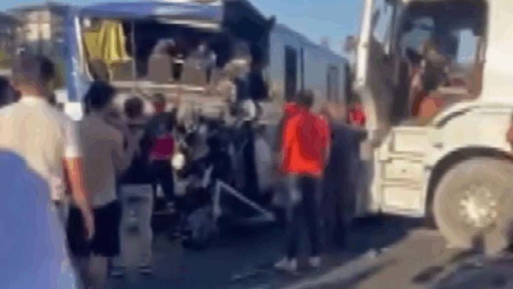 TEM'de 2 otobüs ve 1 kamyonun karıştığı zincirleme kaza: 1 ölü 21 yaralı