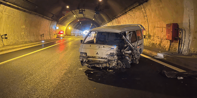 TEM'de tünel içinde zincirleme kazada 5 kişi yaralandı; ulaşım aksadı