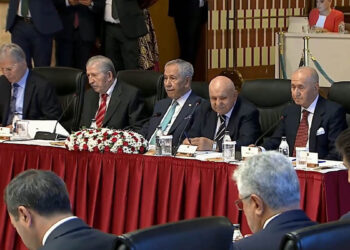 'Terörsüz Türkiye' komisyonu, eski TBMM başkanlarını dinlemek üzere toplandı