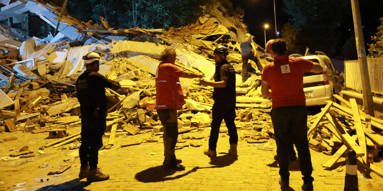 Türk Kızılay depremden etkilenen vatandaşlara beslenme desteği verdi