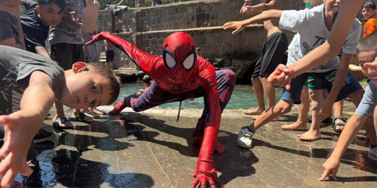 Türkiye'yi Örümcek Adam kostümüyle gezen Ayaz süs havuzunda serinledi