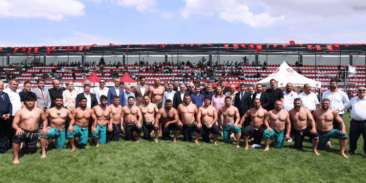 Taha Akgül Karakucak Güreşleri'nin şampiyonu Feyzullah Aktürk oldu