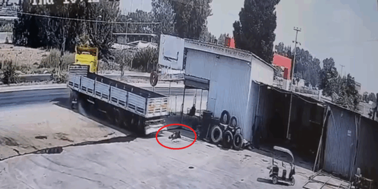 MERSİN'de, tamirhanede çalışan işçi Emir Kılınç (16), alt kısmında işlem yaptığı TIR’ın sürücüsü Umut Fidan'ın (23) aracı çalıştırması üzerine, altında kaldı. Kılınç, kaldırıldığı hastanede hayatını kaybetti. Olay, güvenlik kamerasına yansıdı. Olay, 7 Ağustos’ta, Huzurkent Mahallesi Mersin-Tarsus D-400 kara yolunda atölyede meydana geldi. Umut Fidan, 21 ACS 623 plakalı TIR'ı arıza yapınca tamirhaneye getirdi. İş yerinde çalışan Emir Kılınç, TIR'ın altında işlem yaparken, sürücü Umut Fidan aracı çalıştırıp atölyeden ayrıldı. TIR’ın altında kalan Kılınç, yaralandı. TIR'ın hareketinden sonra ayağa kalkıp yürüyen ve bir süre sonra yere yığılan Kılınç'a çevredekiler müdahale etti. İş arkadaşlarının ihbarı üzerine adrese polis ve sağlık ekipleri sevk edildi. Kılınç, ekipler tarafından kaldırıldığı hastanede tüm müdahalelere rağmen kurtarılamadı. Kılınç’ın cansız bedeni, otopsi için morga kaldırıldı. TIR'ın sürücüsü Umut Fidan ise ekipler tarafından gözaltına alındı. Güvenlik kamerasına yansıyan olayla ilgili soruşturma sürüyor.