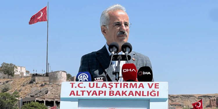 Tarihi yapılarımızı ayağa kaldırmak için var gücümüzle çalışıyoruz