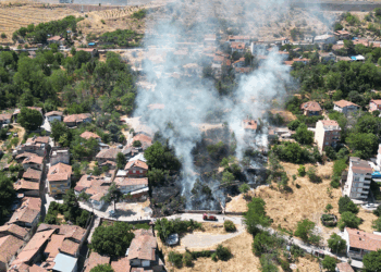 Tokat'ta boş arazideki yangın evlere sıçramadan söndürüldü
