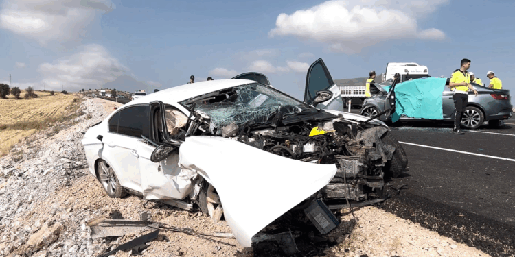 Tokat'ta iki otomobil çarpıştı; evli çift ile 2 aylık bebekleri öldü