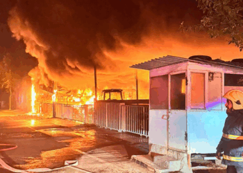 Traktörcüler Sitesi'nde çıkan yangında 3 dükkan ile 22 traktör kül oldu