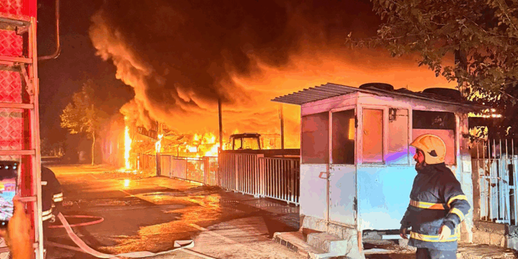 Traktörcüler Sitesi'nde çıkan yangında 3 dükkan ile 22 traktör kül oldu