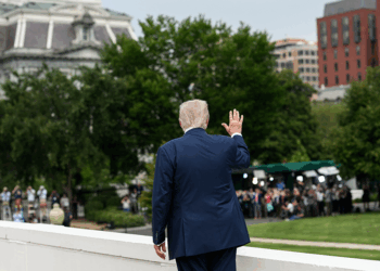 Trump, Beyaz Saray'ın çatısına çıktı