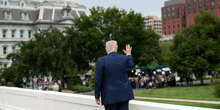Trump, Beyaz Saray'ın çatısına çıktı