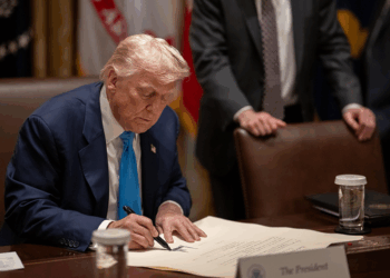 ABD Başkanı Donald Trump'ın, 8 Ağustos'a kadar Rusya'nın Ukrayna'daki savaşını bitiren bir anlaşma istediği açıklandı. ABD, Birleşmiş Milletler (BM) Güvenlik Konseyi'ne, Başkan Donald Trump'ın, 8 Ağustos'a kadar Rusya'nın Ukrayna'daki savaşını bitiren bir anlaşma istediğini bildirdi. Trump yönetimi ayrıca ABD'nin, Ukrayna'da barışı sağlamak için ek önlemler uygulamaya hazır olduğunu da aktardı.