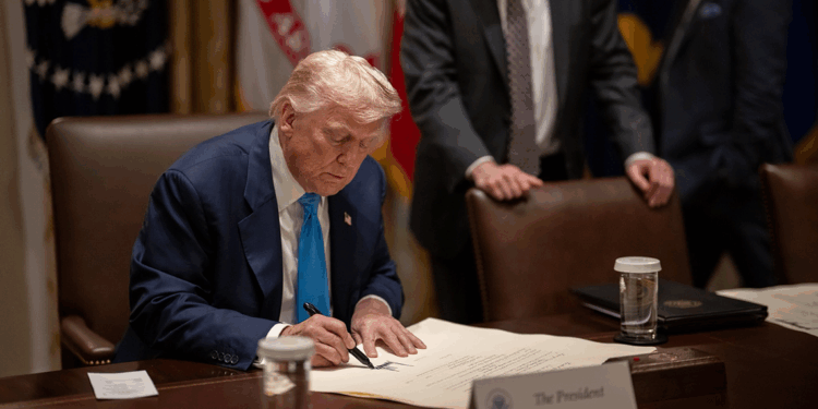 ABD Başkanı Donald Trump'ın, 8 Ağustos'a kadar Rusya'nın Ukrayna'daki savaşını bitiren bir anlaşma istediği açıklandı. ABD, Birleşmiş Milletler (BM) Güvenlik Konseyi'ne, Başkan Donald Trump'ın, 8 Ağustos'a kadar Rusya'nın Ukrayna'daki savaşını bitiren bir anlaşma istediğini bildirdi. Trump yönetimi ayrıca ABD'nin, Ukrayna'da barışı sağlamak için ek önlemler uygulamaya hazır olduğunu da aktardı.