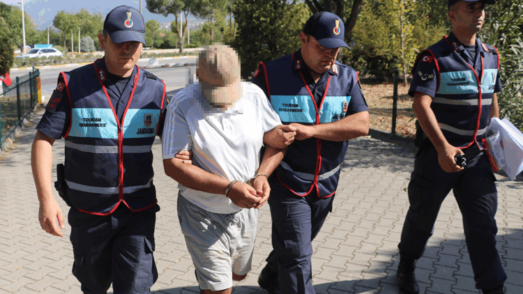Turistleri gizlice çeken şüpheliye gözaltı