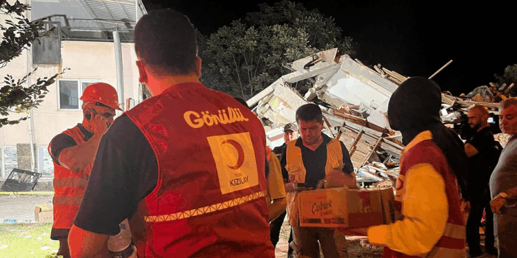 Türk Kızılay’dan, deprem sonrası afetzedelere beslenme desteği