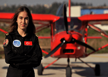 Türkiye'nin en genç pilotu Defne'den genç kızlara mesaj