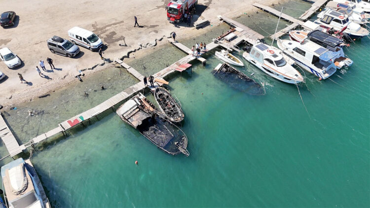 Teknede çıkan yangın 4 tekneye daha sıçradı; 2 tekne battı