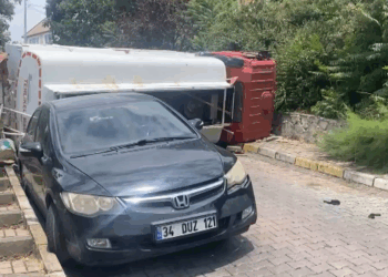 Üsküdar'da akaryakıt tankeri devrildi