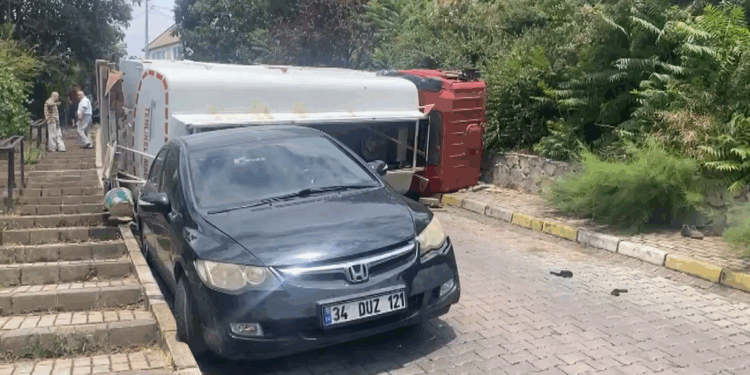 Üsküdar'da akaryakıt tankeri devrildi