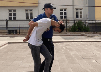 Uyuşturucu ile yakalandı, polisin serçe parmağını ısırıp kopardı
