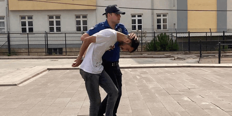 Uyuşturucu ile yakalandı, polisin serçe parmağını ısırıp kopardı