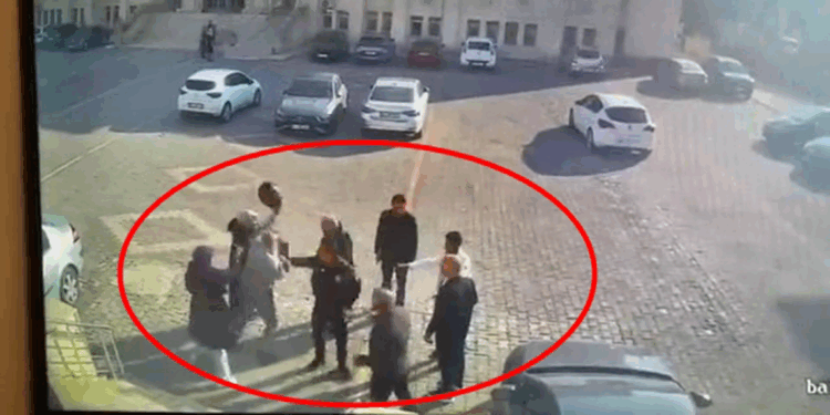 Uzlaşma görüşmesi sonrası tekmeli-yumruklu kavga kamerada