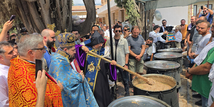 Hatay'da Meryem Ana Yortusu ve Üzüm Bayramı kutlandı