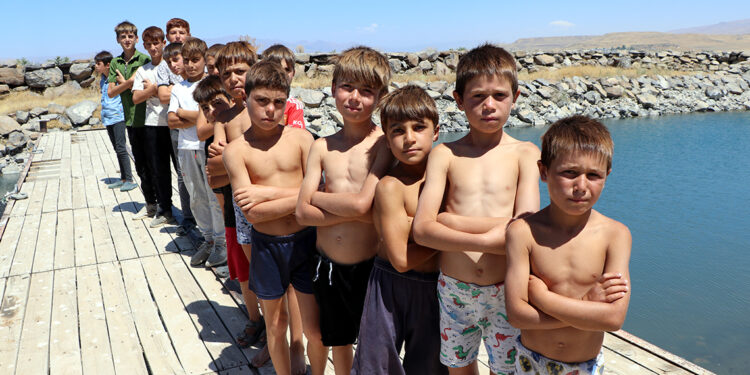 Van Gölü'nde saçları sarıya dönen çocuklar gün sayıyor