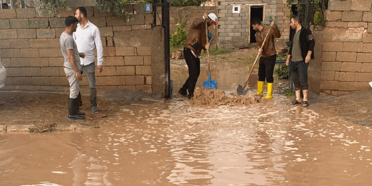 Van'da sağanak sele neden oldu; dereler taştı, bahçeler su altında kaldı