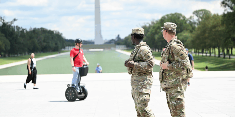 Washington'a sevk edilen Ulusal Muhafızlar yerlerine yerleşti