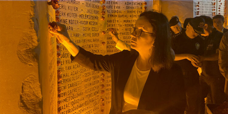 Yalova'da 17 Ağustos Marmara Depremi'nde hayatını kaybedenler anıldı