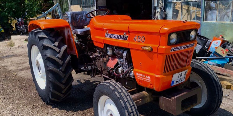 Orman yangınlarına su taşırken traktörü hasar gören çiftçi traktörüne kavuştu