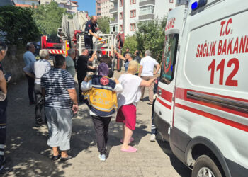 Yangın çıkan apartmanda mahsur kalan 5 kişi, tahliye edildi