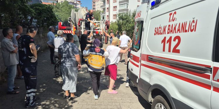 Yangın çıkan apartmanda mahsur kalan 5 kişi, tahliye edildi