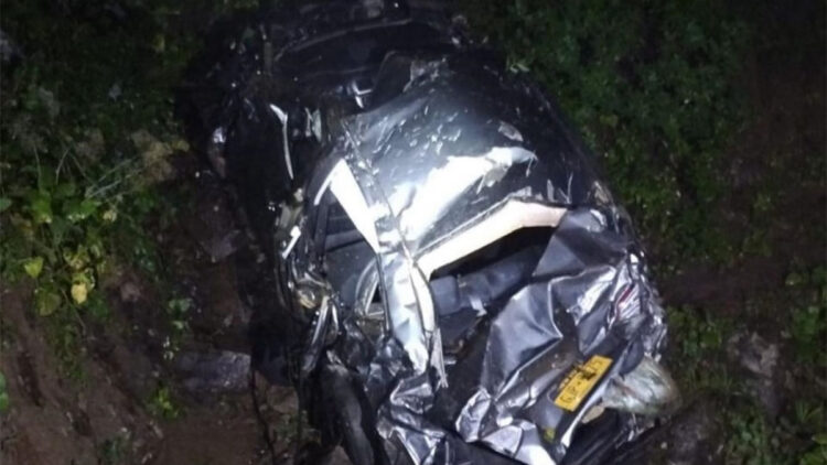 Yayladan dönüş yolunda otomobil uçuruma yuvarlandı; 3 ölü