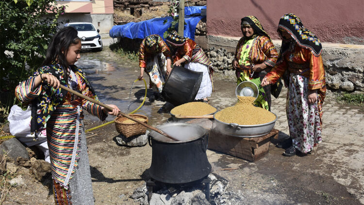 Yeniköy'de üçbeş kıyafetler yaşatılmaya devam ediyor