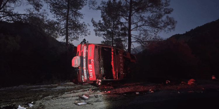 Yangın dönüşü arazöz devrildi; 2 işçi yaralandı