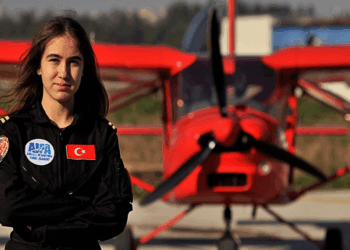 'Yılın Kızları' listesinde Türkiye'nin en genç kadın pilot adayı Defne var